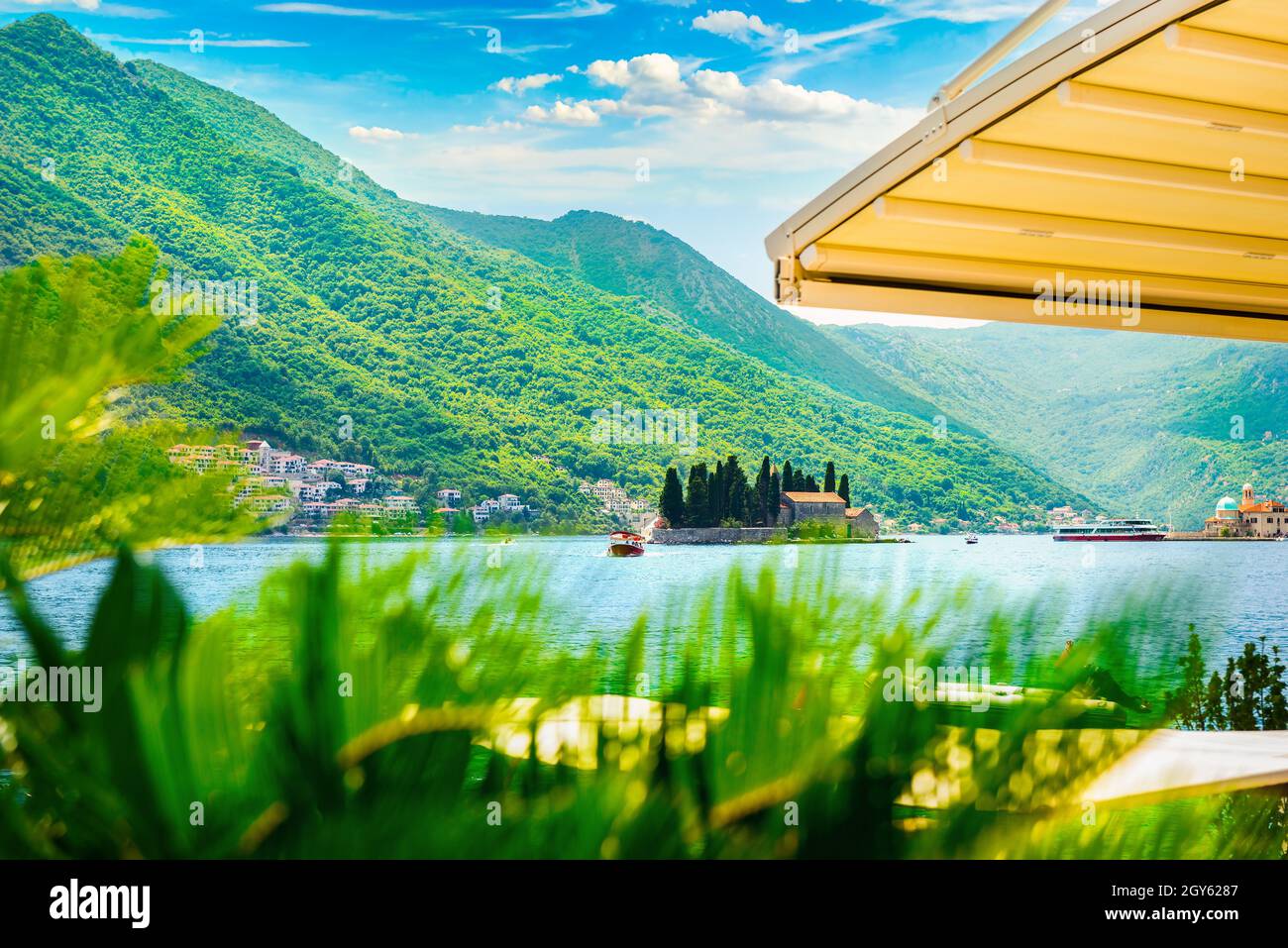 Insel Saint George in der Adria und den Bergen von Perast Stockfoto