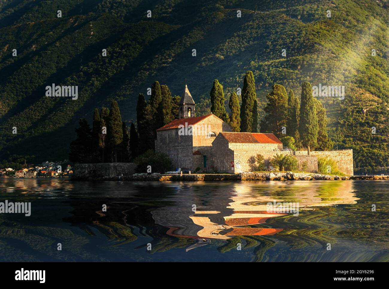 Sonnenstrahlen über dem Kloster des Heiligen Georg in Perast, Montenegro Stockfoto