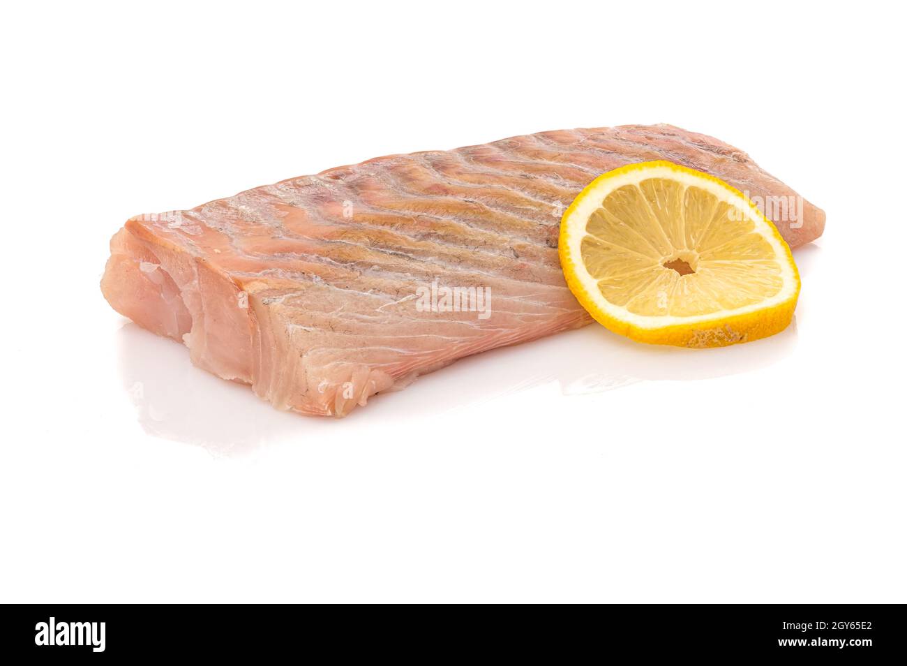Roh-Pollack-Fisch-Lende mit Zitronenscheibe in Nahaufnahme weiß isoliert Stockfoto
