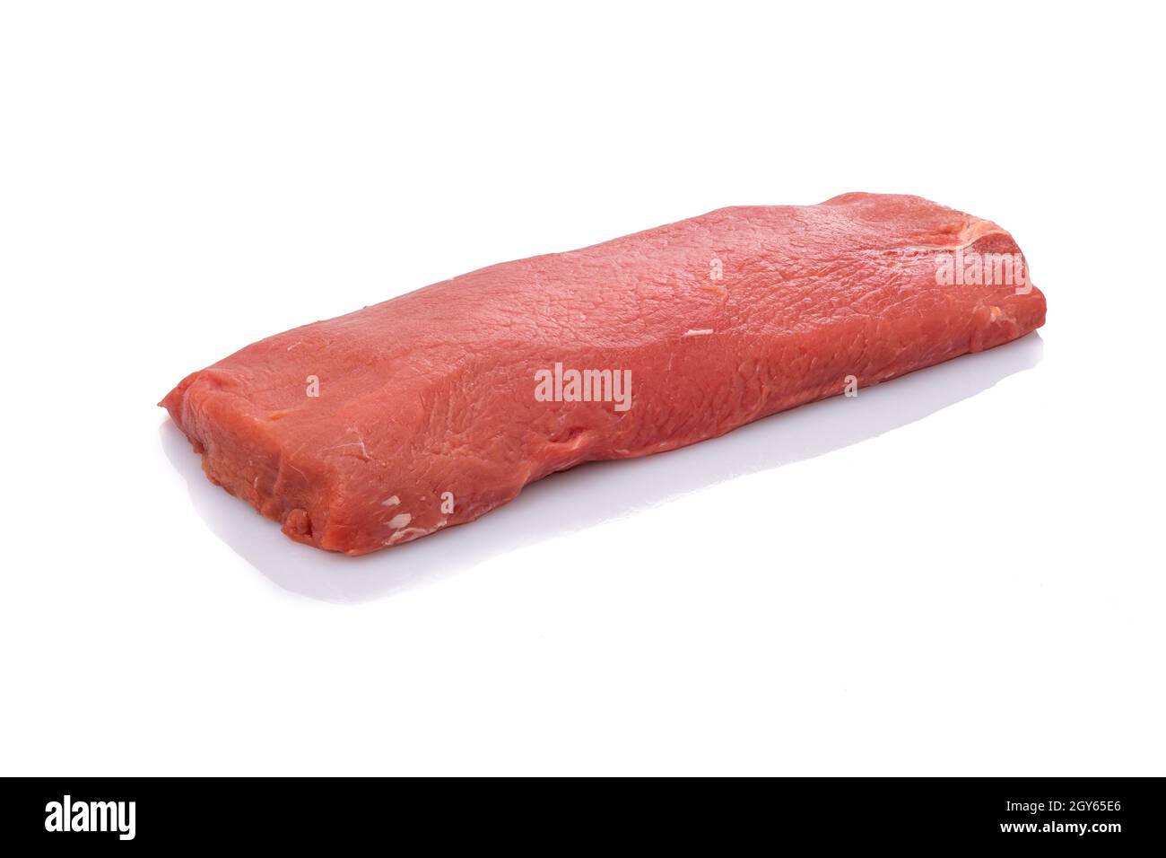 Rohes Wildschweinfilet Fleisch weiß isoliert Nahaufnahme Stockfoto