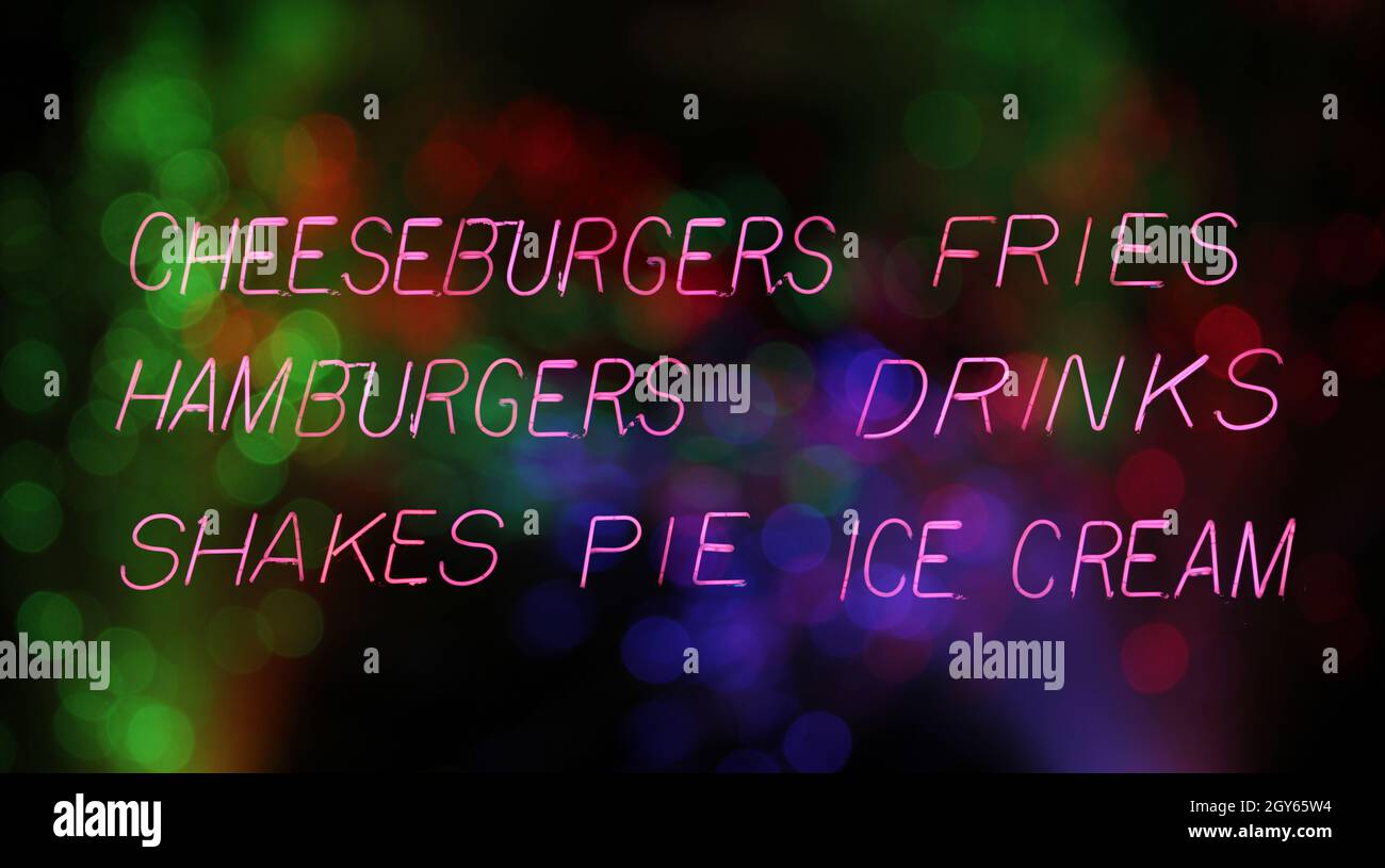 Hamburger-Diner-Menü im Pink Neon-Restaurant im Regenfenster Stockfoto