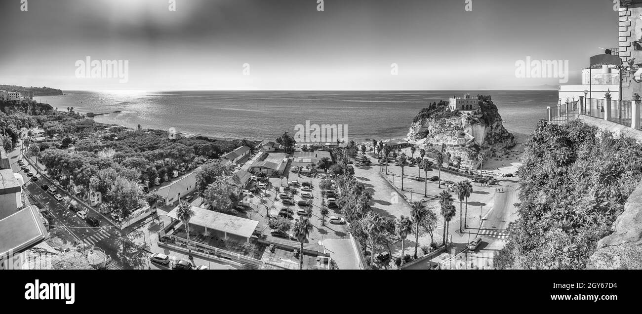 Panoramablick über die Stadt Tropea, einem Badeort am Golf von St. Efemia, Teil des Tyrrhenischen Meeres, Kalabrien, Italien Stockfoto