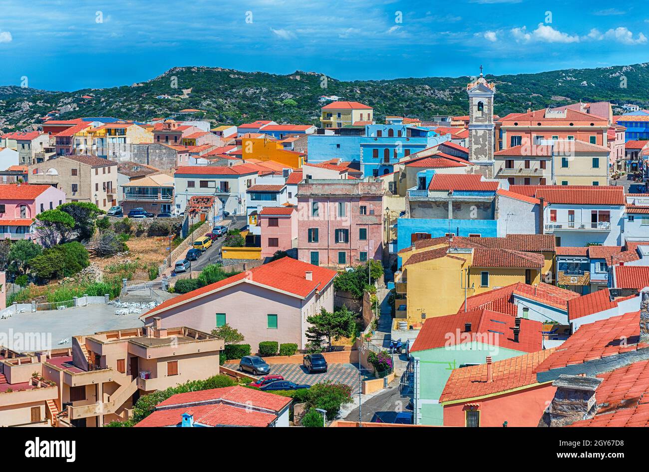 Landschaftlich schöner Blick über die Stadt Santa Teresa Gallura, an der Nordspitze Sardiniens, an der Straße von Bonifacio, in der Provinz Sass Stockfoto