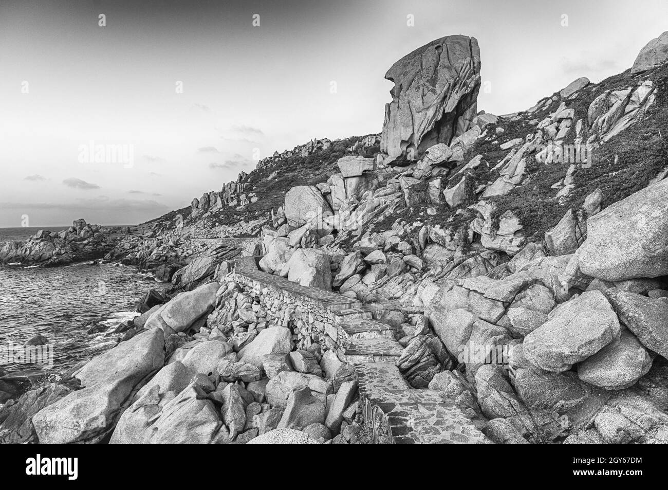 Blick auf die malerischen Granitfelsen in Santa Teresa Gallura, Nordsardinien, Italien Stockfoto