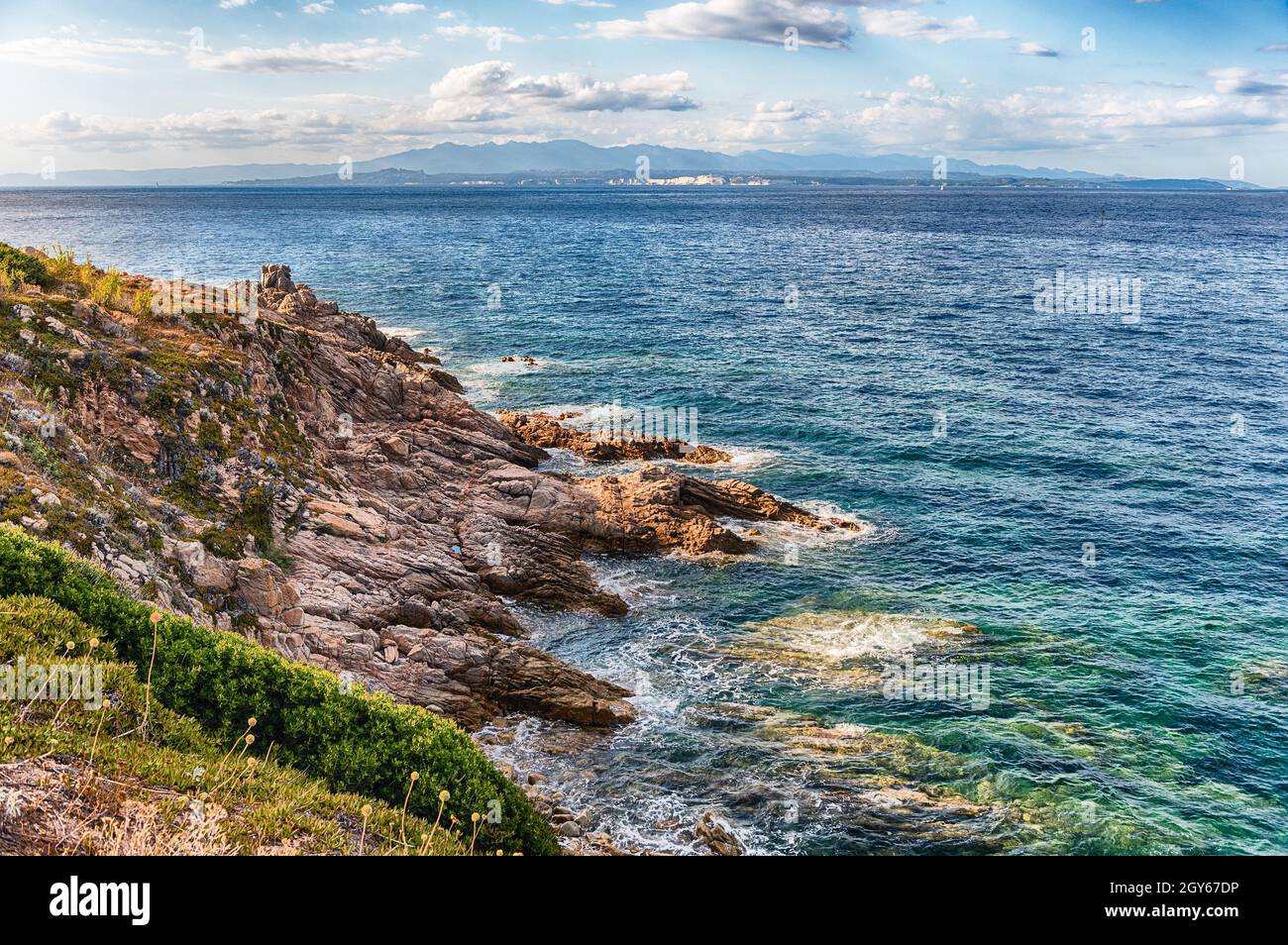 Blick auf die malerischen Granitfelsen, die einen der schönsten Küstenflecken in Santa Teresa Gallura, im Norden Sardiniens, Italien schmücken Stockfoto