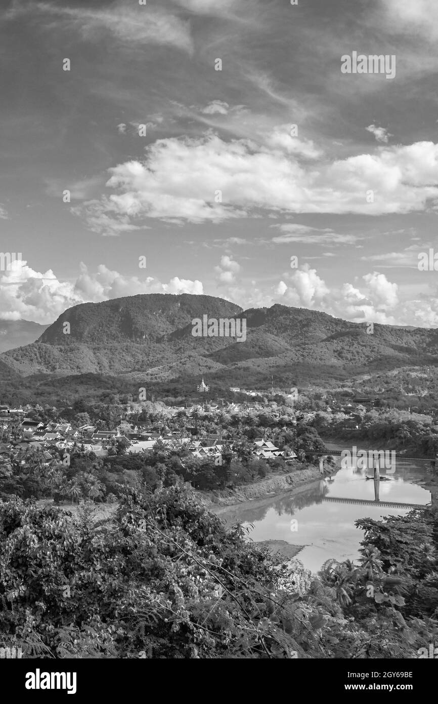 Schwarz-Weiß-Panorama der Landschaft Mekong Fluss und Luang Prabang Stadt in Laos Weltreise in Südostasien. Stockfoto