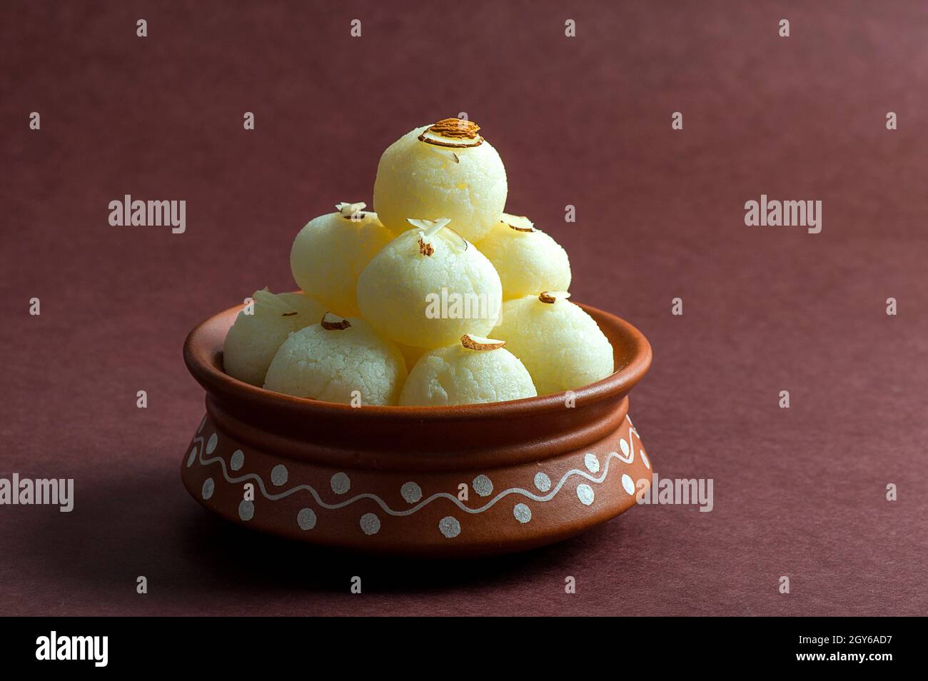 Indische Süß-Rasgulla in Lehmtöpfen Stockfoto