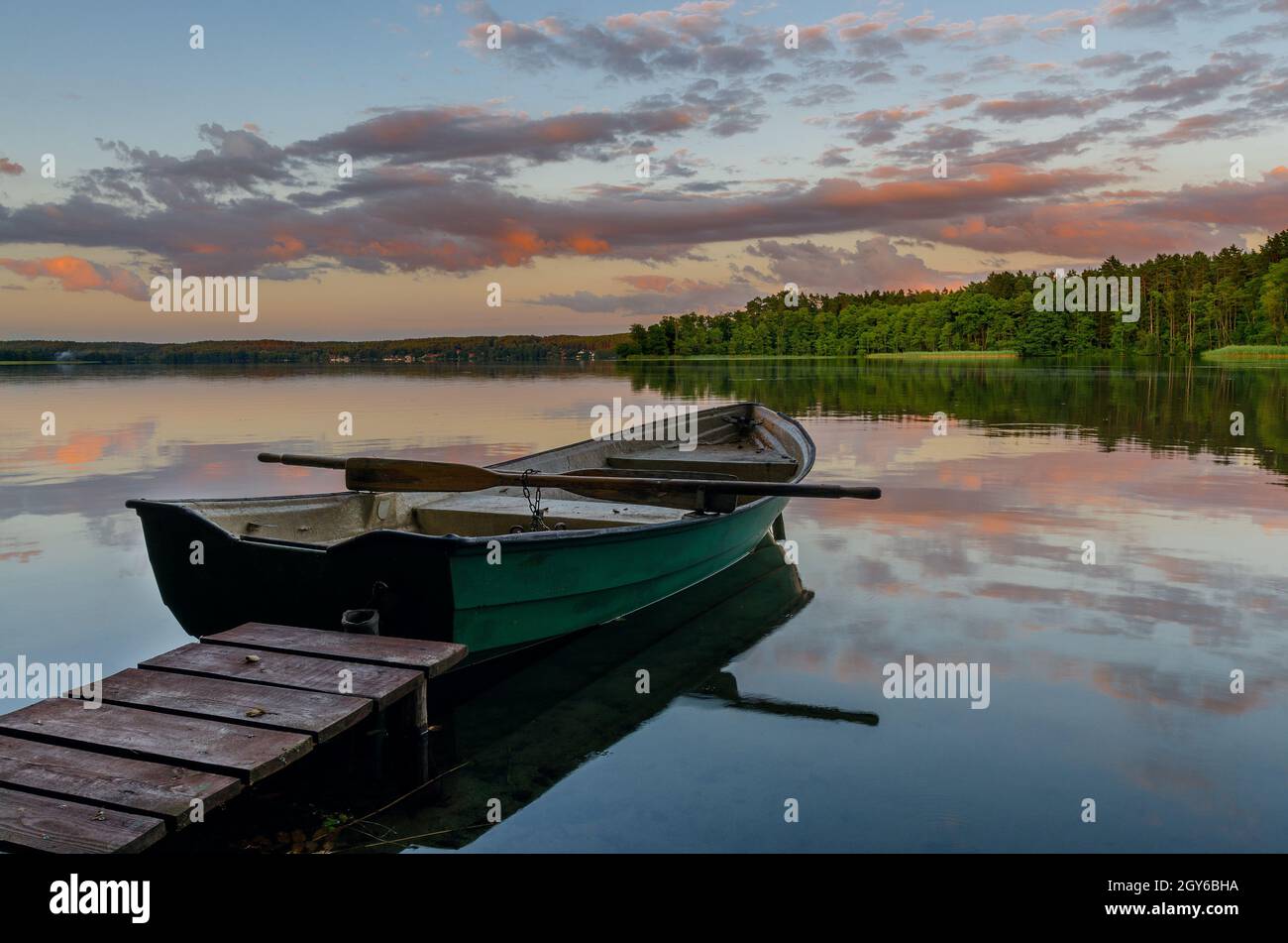 Der Pluszne-See in der Nähe der Stadt Olsztynek, warmian-masurische Provinz, Polen. Stockfoto