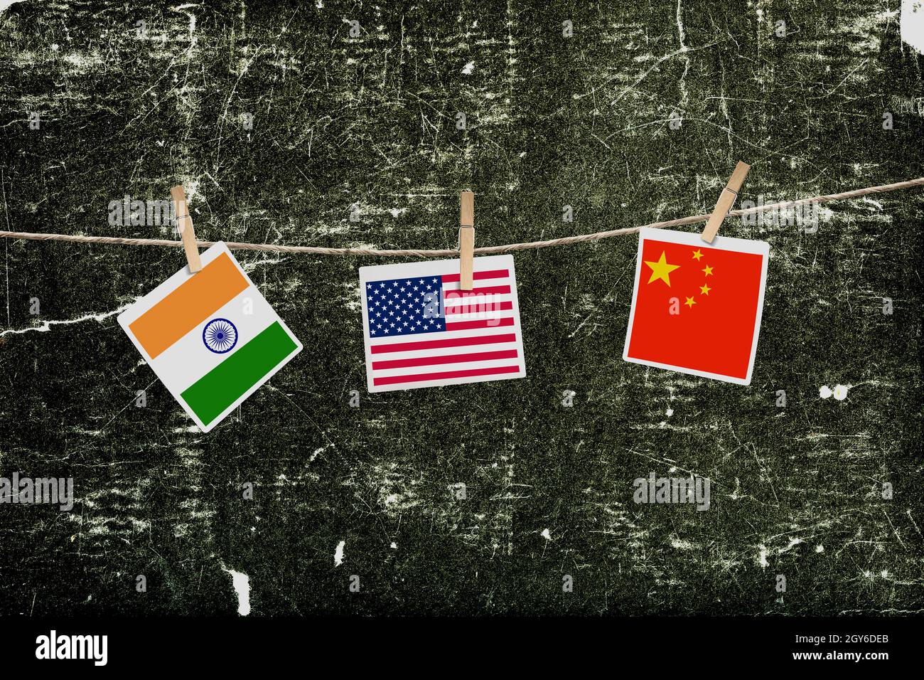 Flaggen der USA, China und Indien auf die Bilder hängen an der Seile/usa China Handelskrieg Konzept. Stockfoto