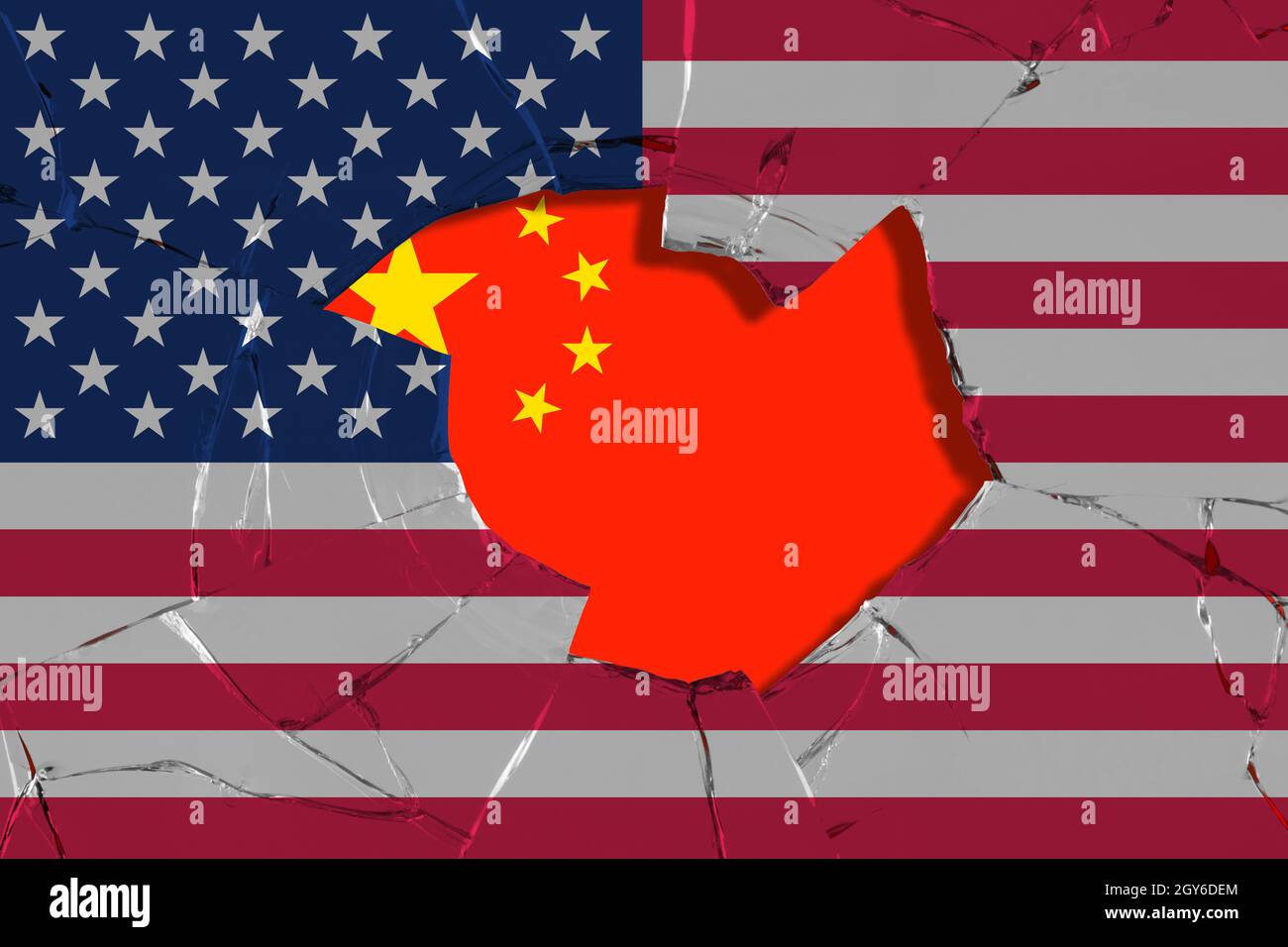 Flaggen der USA auf das zerbrochene Glas von der Flagge von China als Hintergrund/usa China Handelskrieg Konzept. Stockfoto