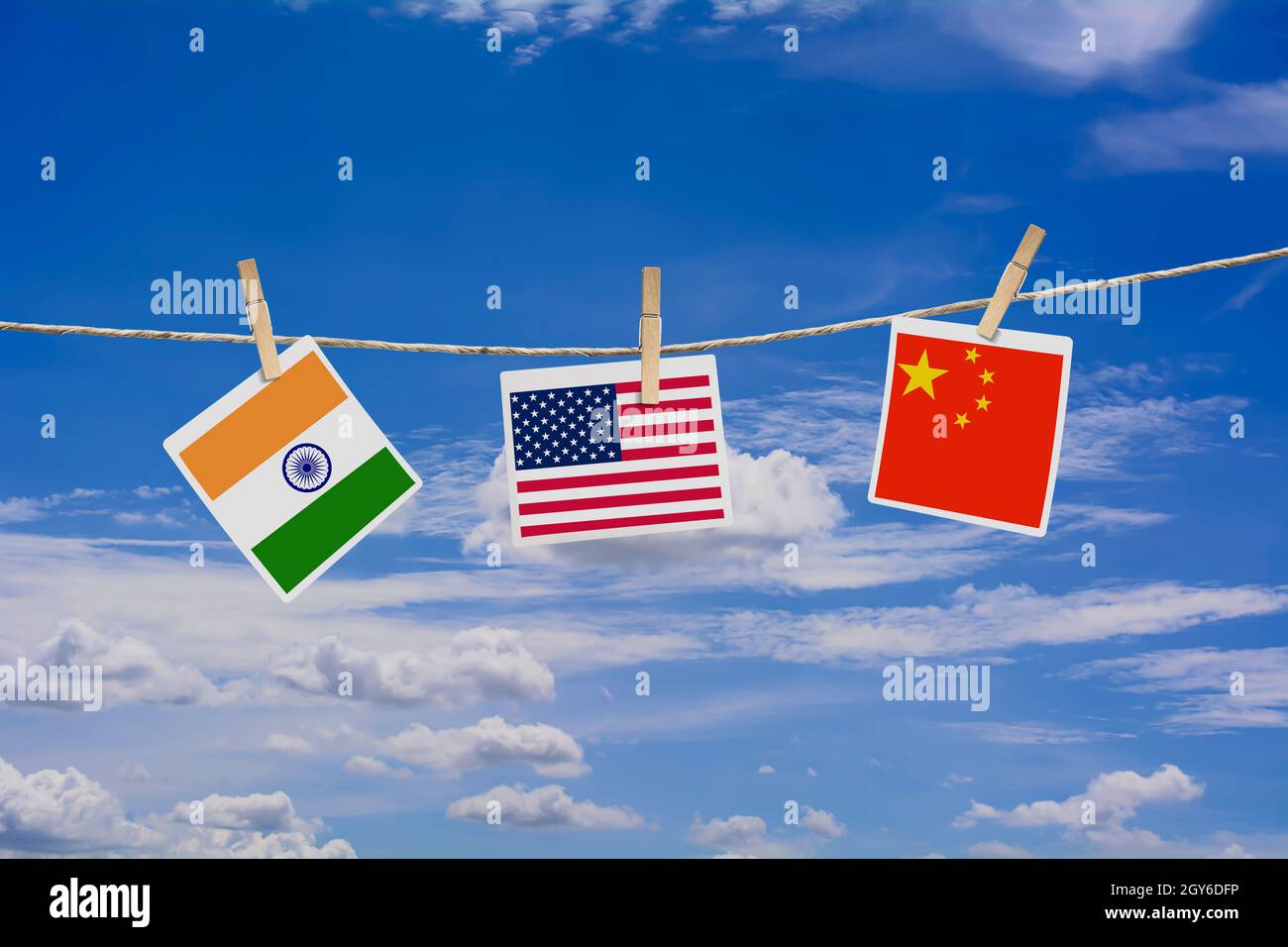 Flaggen der USA, China und Indien auf die Bilder hängen an der Seile/usa China Handelskrieg Konzept. Stockfoto