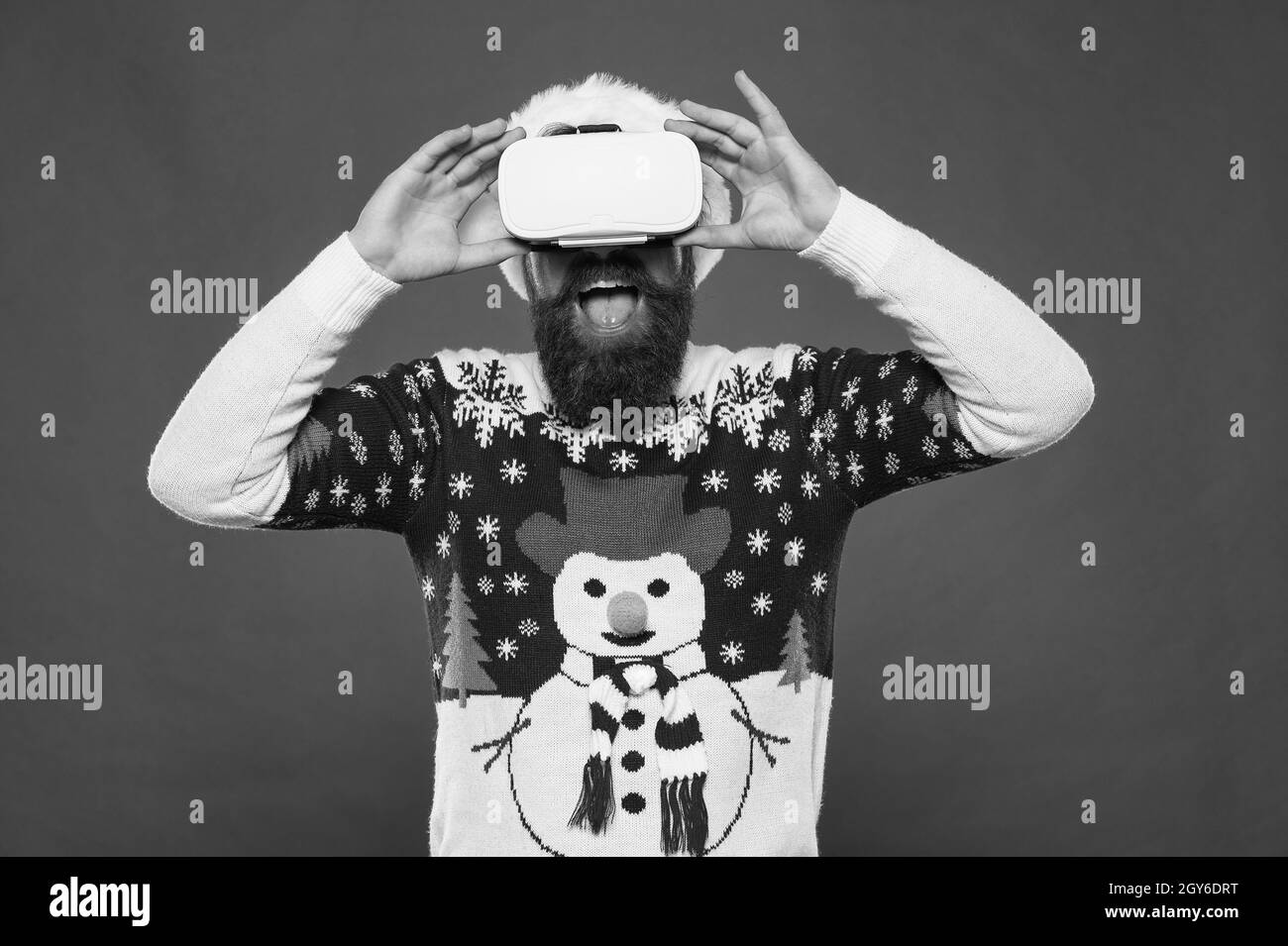 Es ist so real. Glücklicher bärtiger Hipster in vr Brille. Mann erlebt virtuelle Realität. Indoor vs Outdoor-Aktivität. Virtuelle Realität. Weihnachtsmann trägt Stockfoto