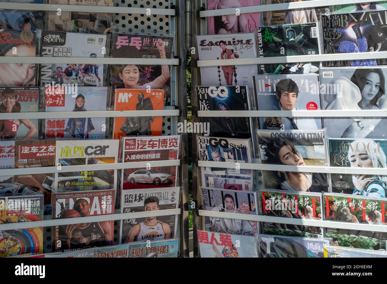 Zeitschriften im Regal an einem Zeitungsstand in Peking, China. 07-Okt-2021 Stockfoto