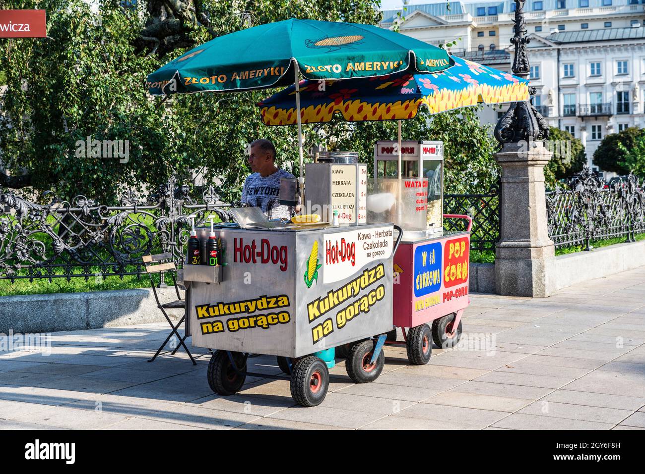 Warschau, Polen - 1. September 2018: Händler in seinem Imbissstand von Hot Dog auf einer Straße in der Altstadt von Warschau, Polen Stockfoto