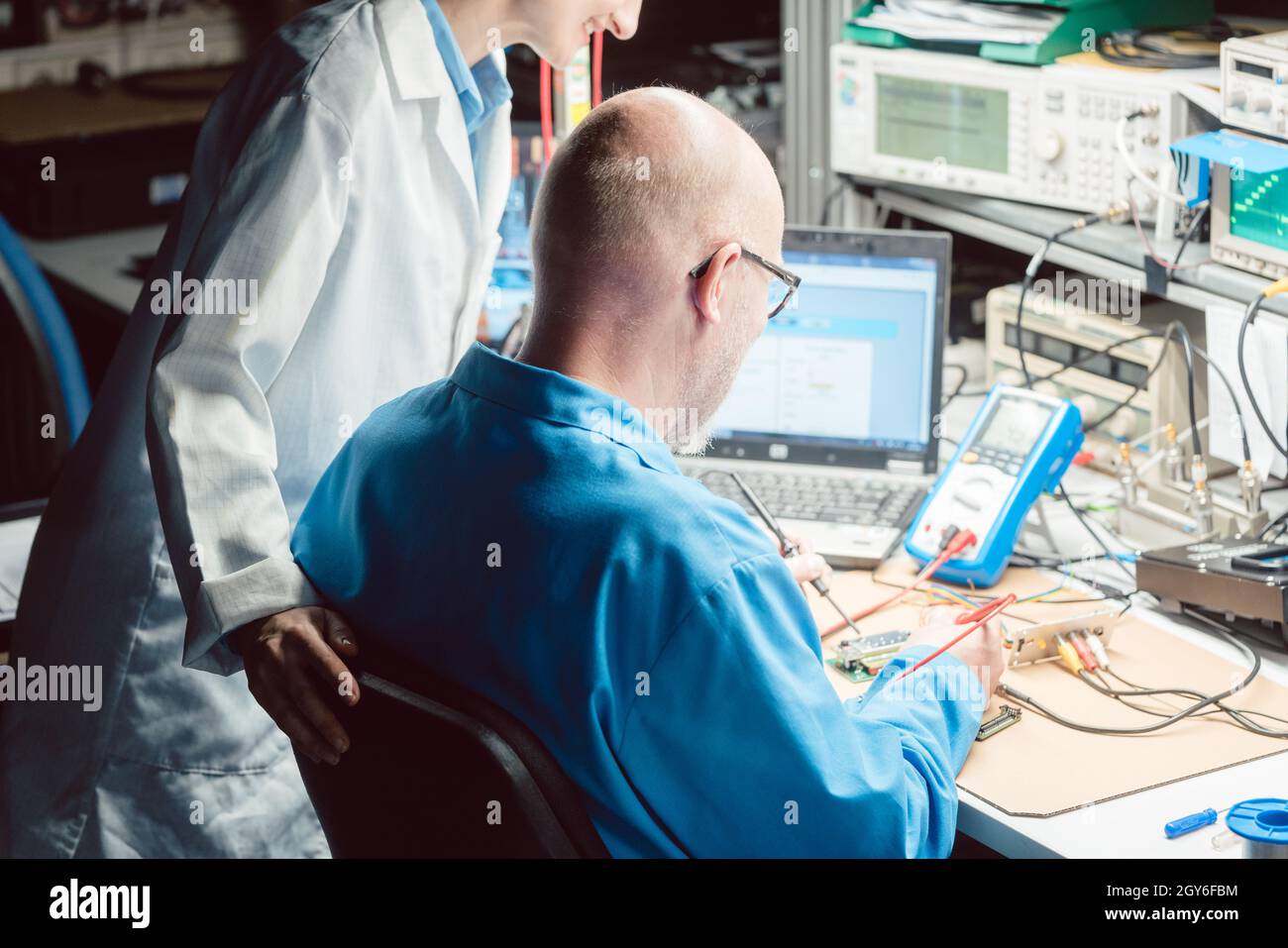 Team von Entwicklungsingenieuren, die im Labor neue elektronische Produkte entwickeln Stockfoto