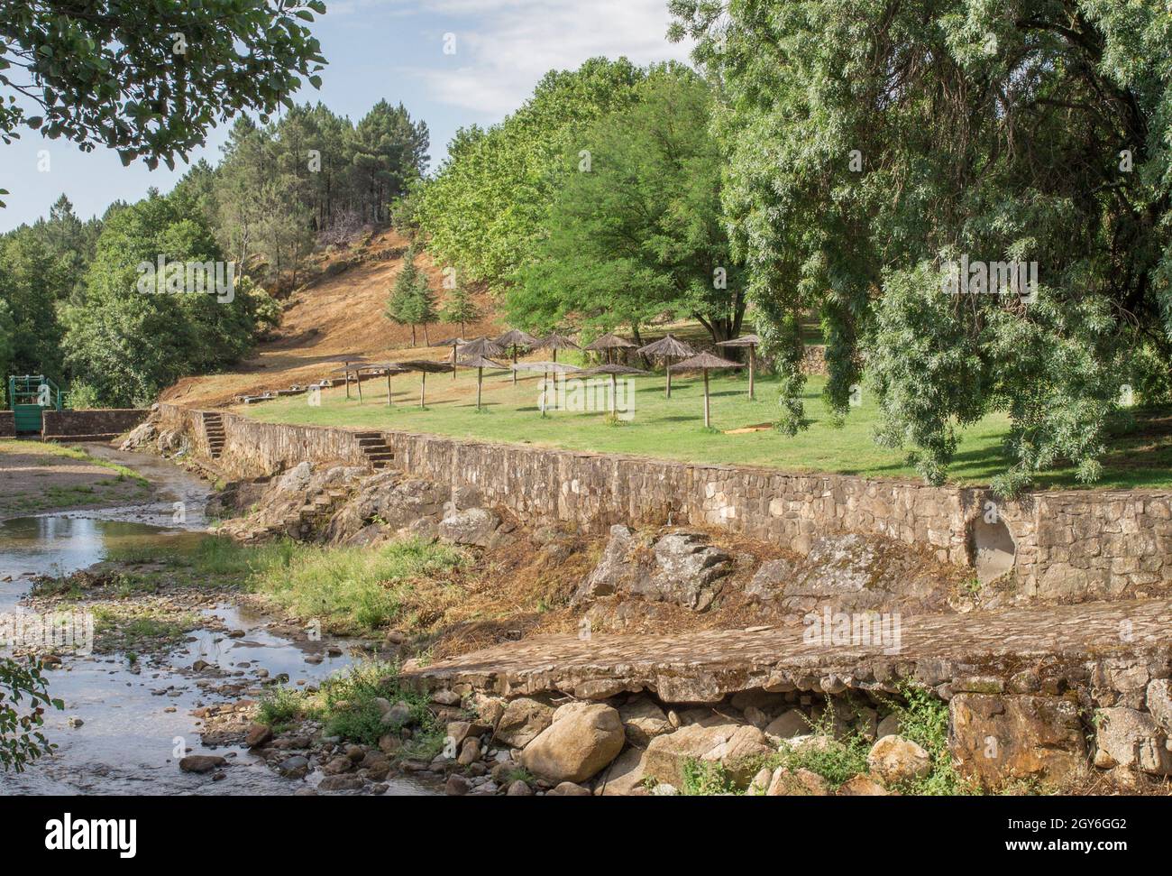 Acebo Naturschwimmbad, Erholungsgebiet. Kristallklares Wasser im Herzen der Berge der Sierra de Gata. Caceres, Extremadura, Spanien Stockfoto