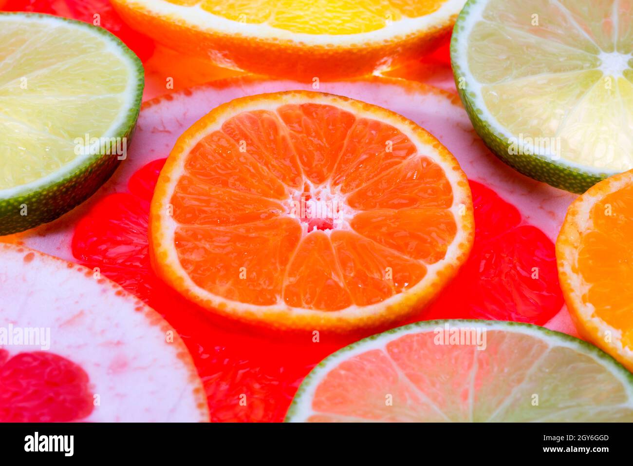 Hintergrund von Fruchtscheiben aus roter Grapefruit, grüner Limette und Mandarine, Nahaufnahme Stockfoto