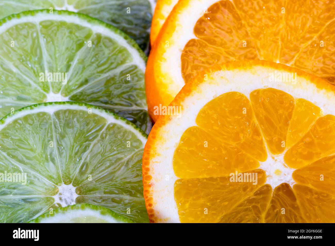 Komposition aus Zitrusfrüchten Scheiben aus grüner Limette und Orange, Nahaufnahme Stockfoto