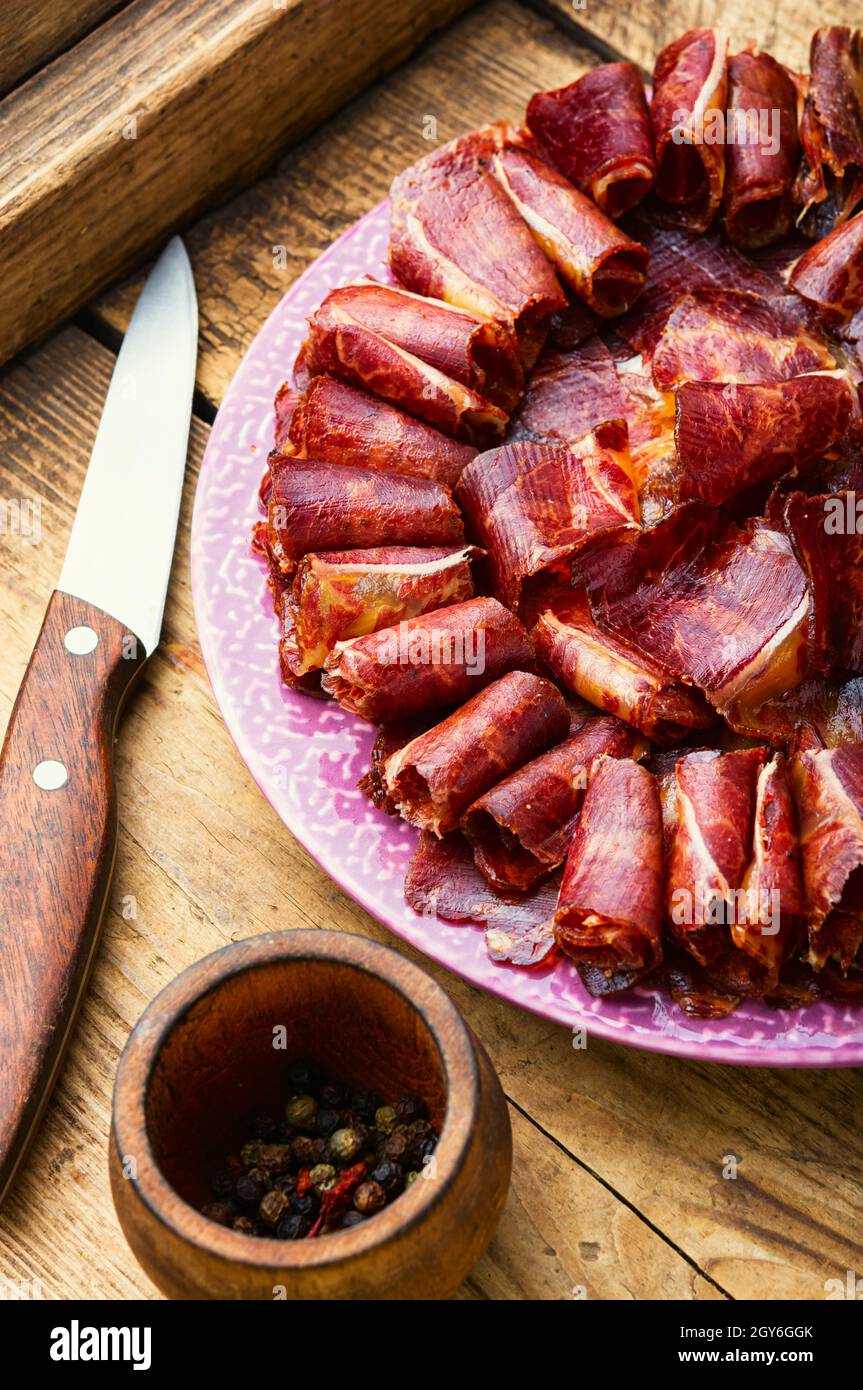 Geschnittenes basturma oder Rindfleisch ruckig.Pferdefleisch ruckig.Armenische Küche Stockfoto