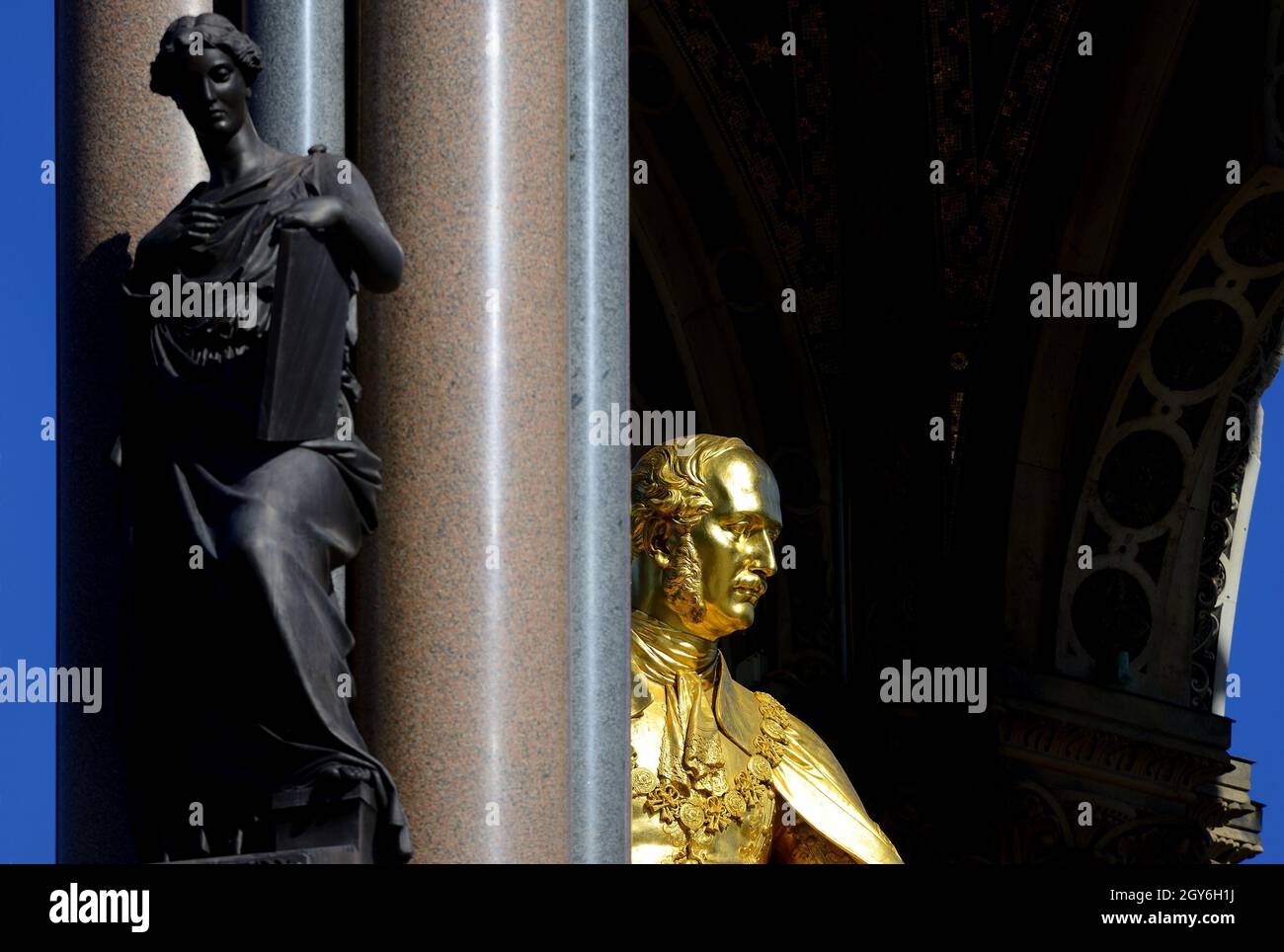 London, England, Großbritannien. Albert Memorial (1872: George Gilbert Scott) in Kensington Gardens. Vergoldete Statue von Prinz Albert mit dem Katalog des G Stockfoto
