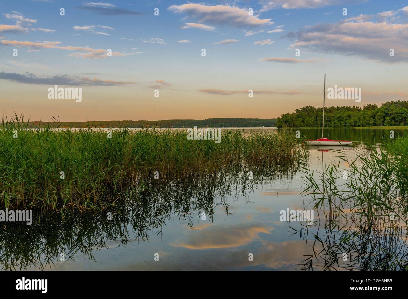Der Pluszne-See in der Nähe der Stadt Olsztynek, warmian-masurische Provinz, Polen. Stockfoto