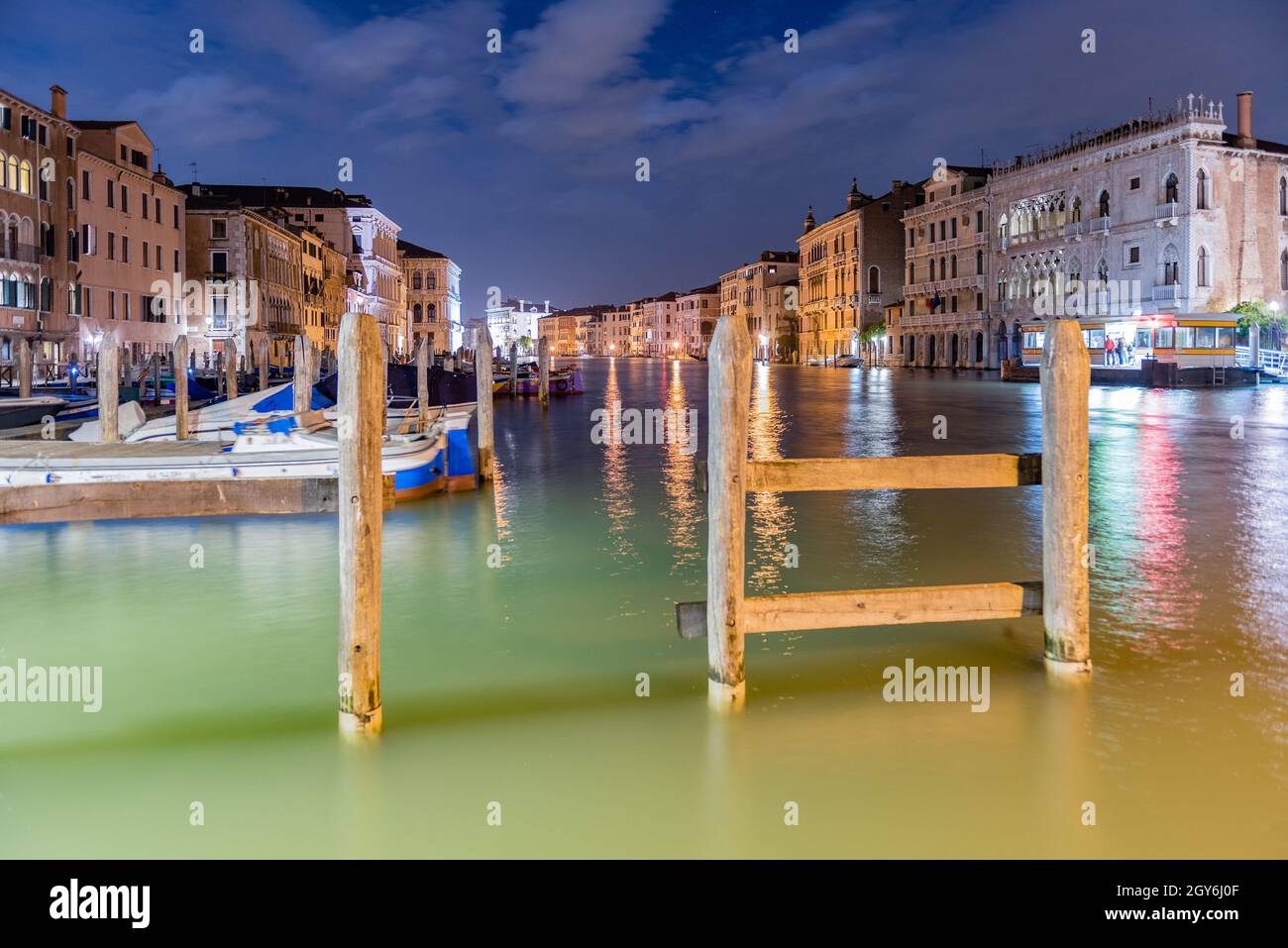 Malerischer Blick in der Nacht über den Grand Canal zwischen Santa Croce und San Polo Stadtteile von Venedig, Italien Stockfoto