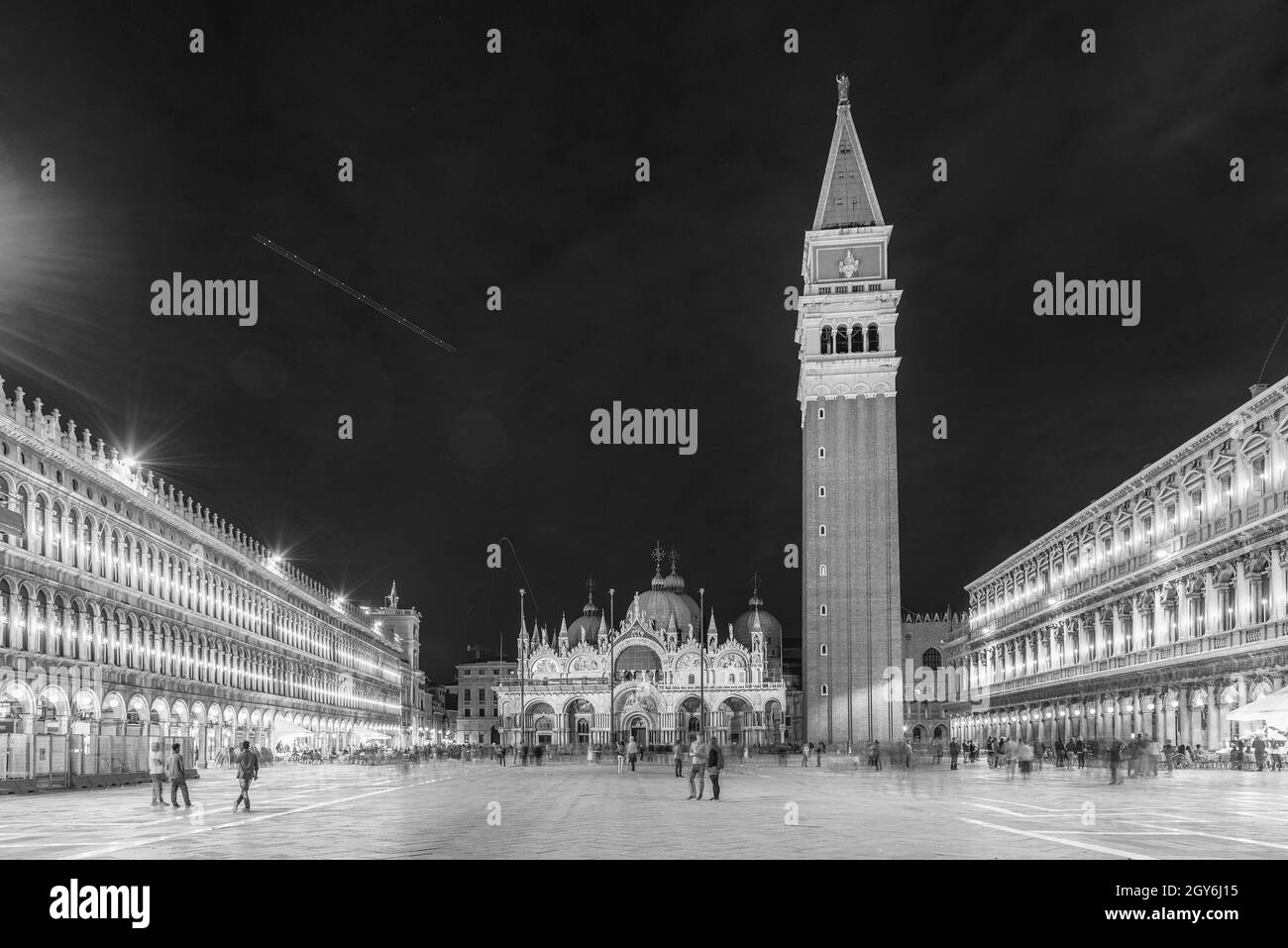 Malerische Aussicht bei Nacht von der berühmten Piazza San Marco (St. Mark's Square), soziale, religiöse und politische Zentrum von Venedig, Italien Stockfoto