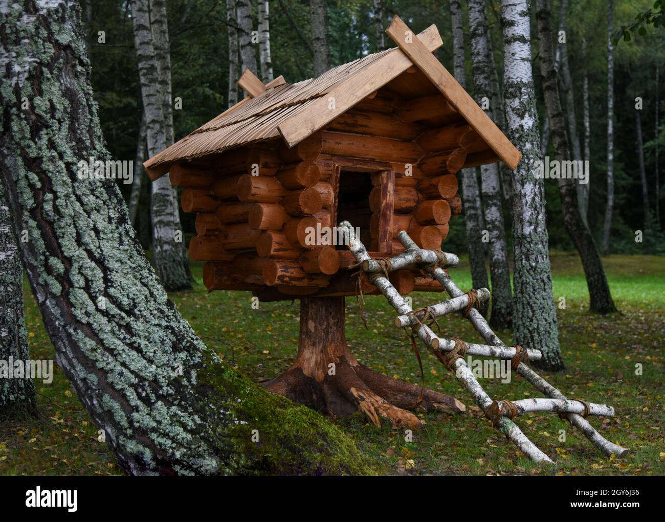Eine Hütte auf Hühnerbeinen aus einem Märchen im Wald. Stockfoto