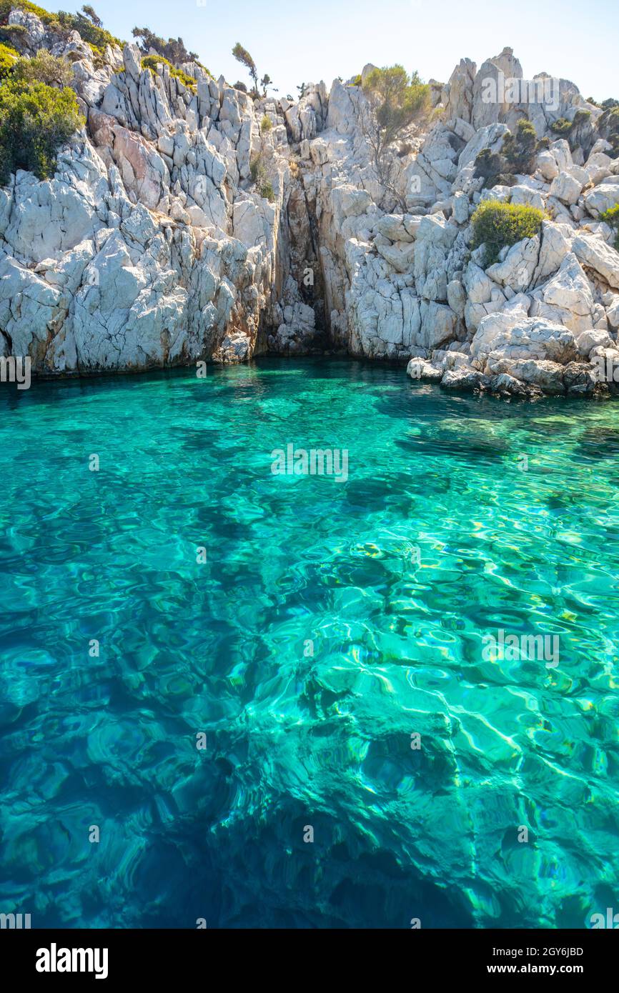 Türkisfarbenes kristallklares Wasser auf einer felsigen Insel, Ägäis/Mittelmeer, Türkei Stockfoto