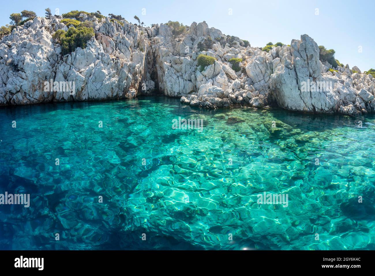 Türkisfarbenes kristallklares Wasser auf einer felsigen Insel, Ägäis/Mittelmeer, Türkei Stockfoto