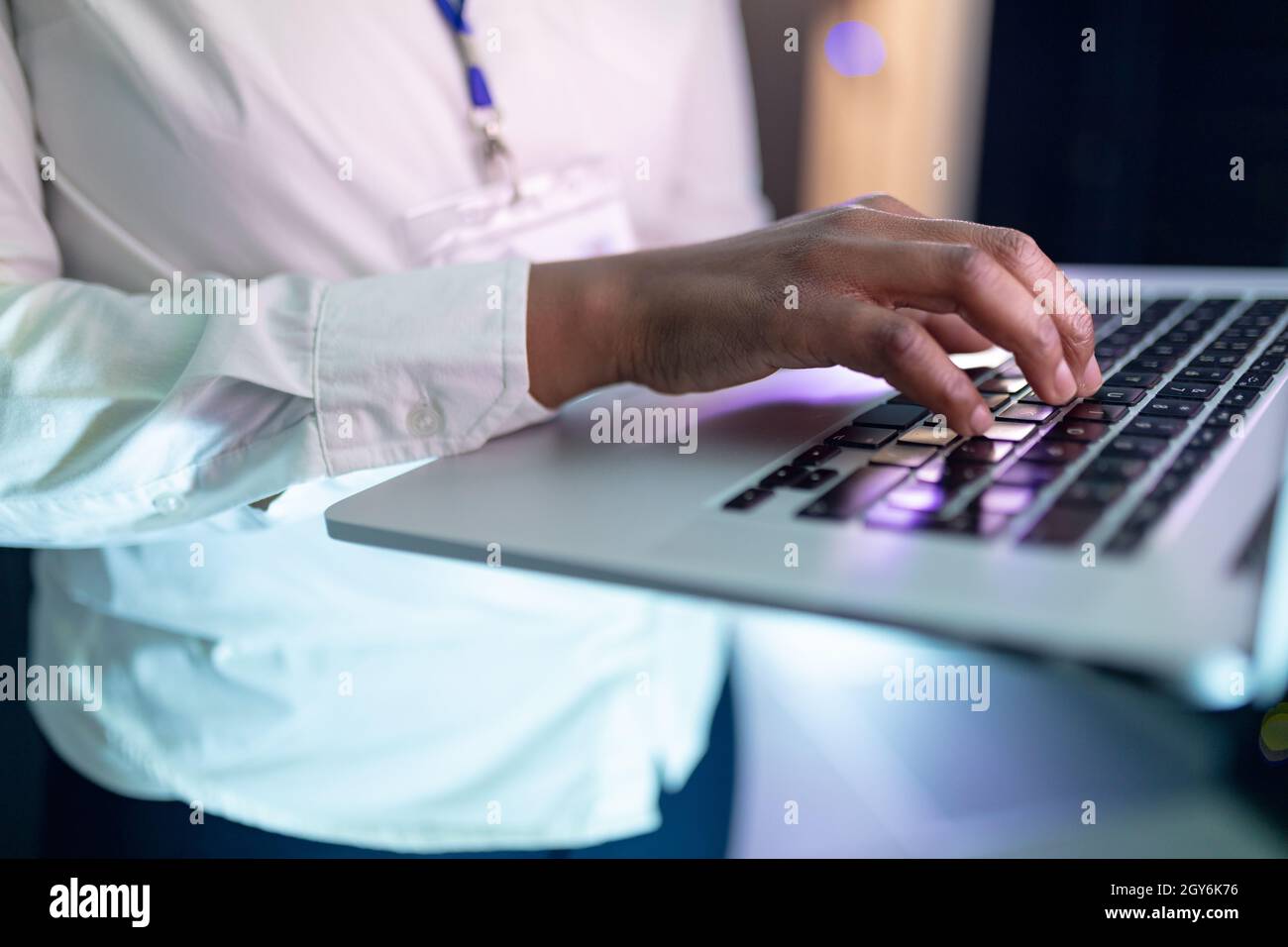 Nahaufnahme einer afroamerikanischen Computertechnikerin, die einen Laptop im Serverraum verwendet Stockfoto