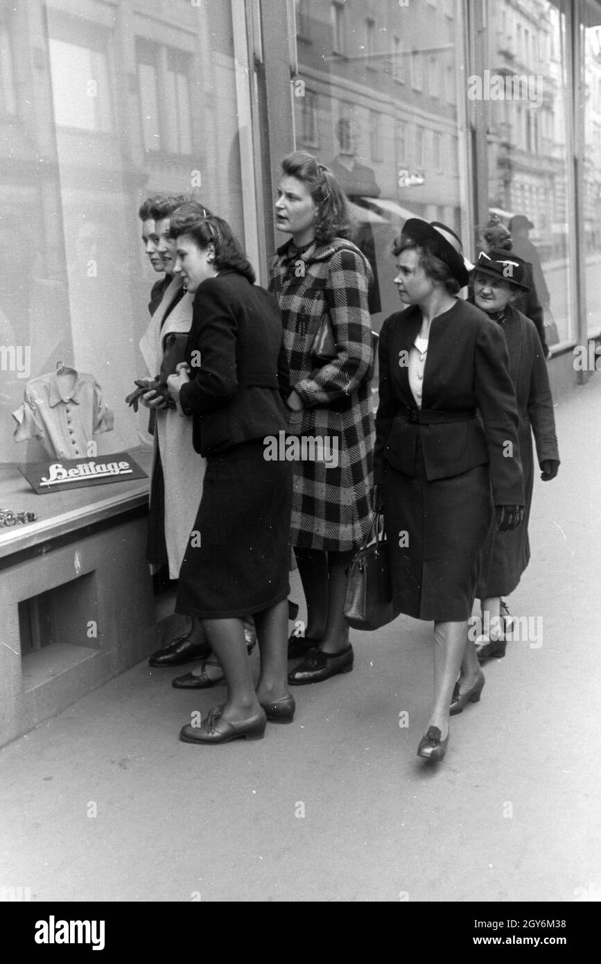 Sterben sie Weltmeisterin Anni Kapell Beim Einkaufen Mit Freundinnen in Düsseldorf, Deutsches Reich 1941. Weltmeisterin Anni Kapell einkaufen gehen, mit Freunden in Düsseldorf, Deutschland 1941. Stockfoto