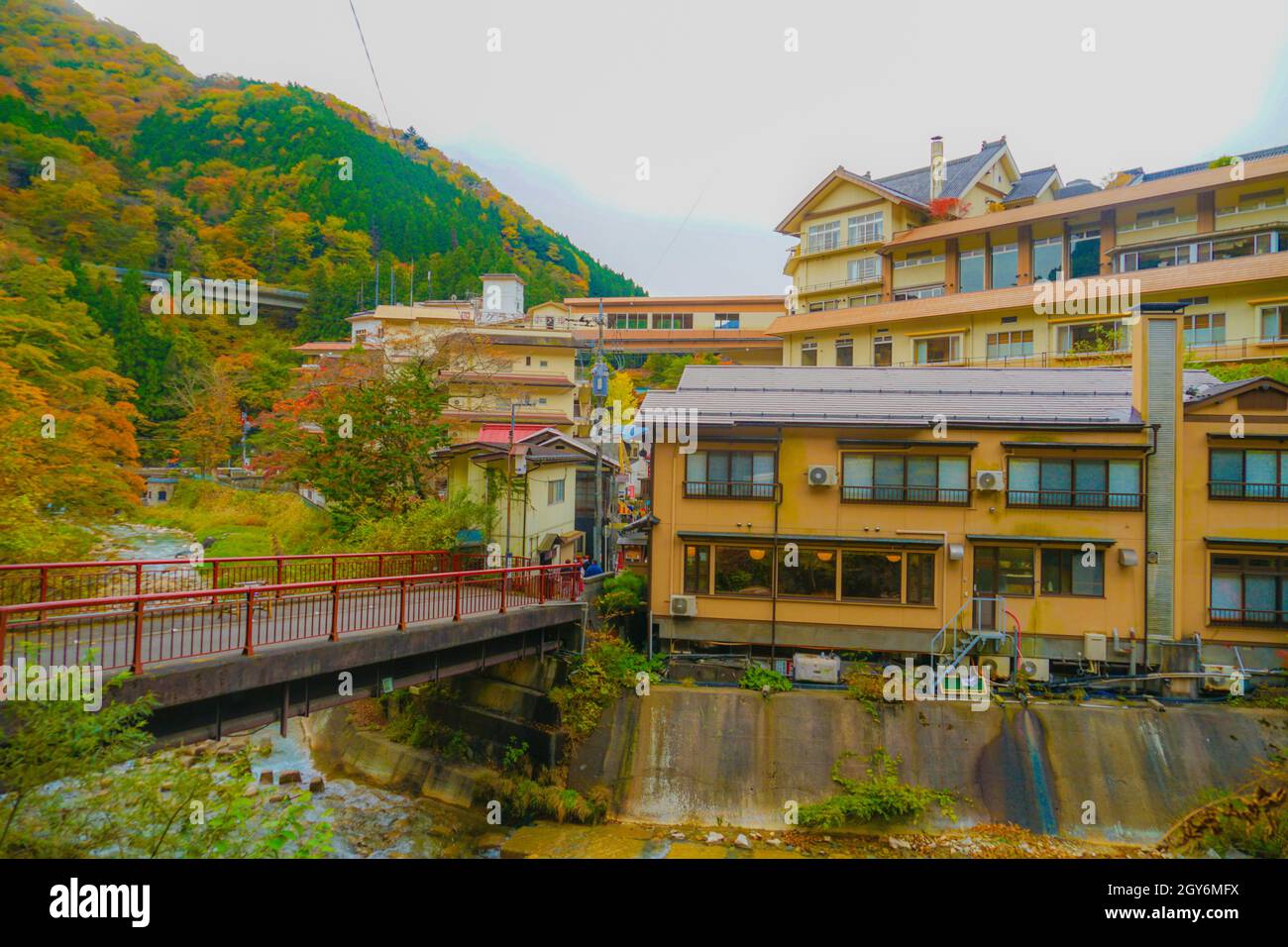 Vierzig tausend Seen heißen Quellen in Herbstblättern eingewickelt. Aufnahmeort: Gunma Prefecture Stockfoto