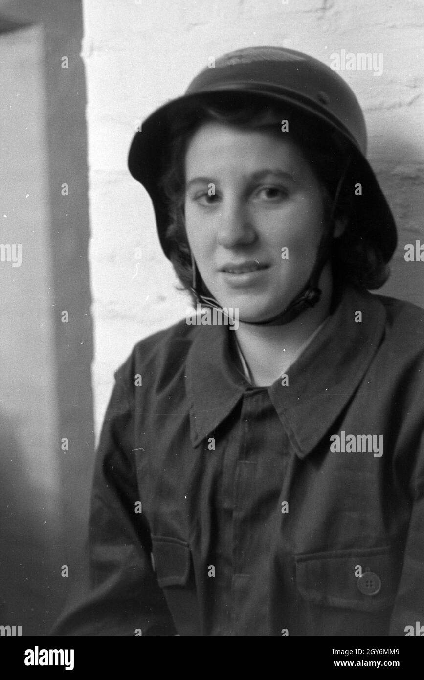 Die Weltmeisterin Anni Kapell bei ihrer Arbeit als Luftschutzwart, Deutsches Reich 1941. Weltmeister Anni Kapell an ihrem Arbeitsplatz als Air Raid Warden, Deutschland 1941 Stockfoto