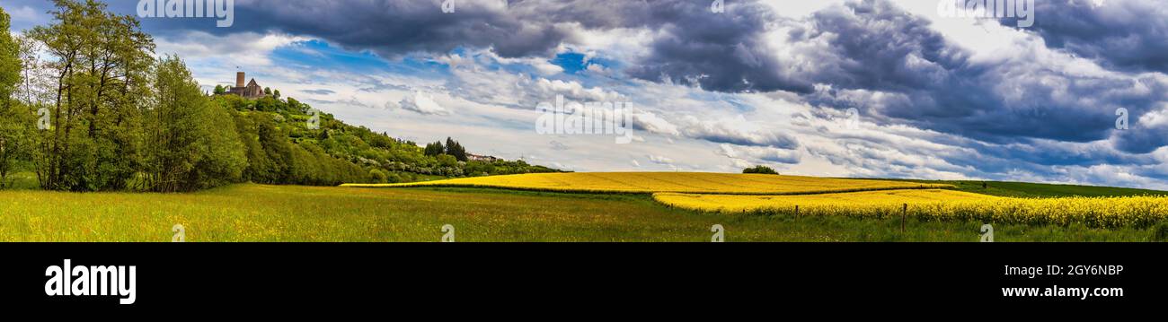 Panorama von Schloss Gleiberg mit Mohn Wiesen Stockfoto