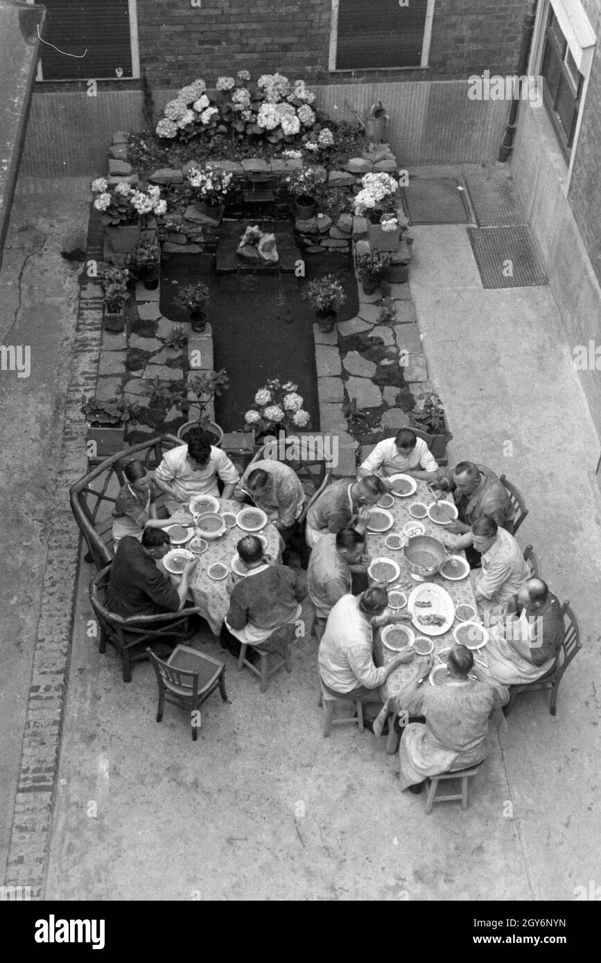 Spezerung der Angestellen des Musterbetriebs Wilhelm Plum in München Gladbach, Deutsches Reich 1941. Fütterung der Mitarbeiter des Modellwerkes Wilhelm Plum in München Gladbach, Deutschland 1941. Stockfoto