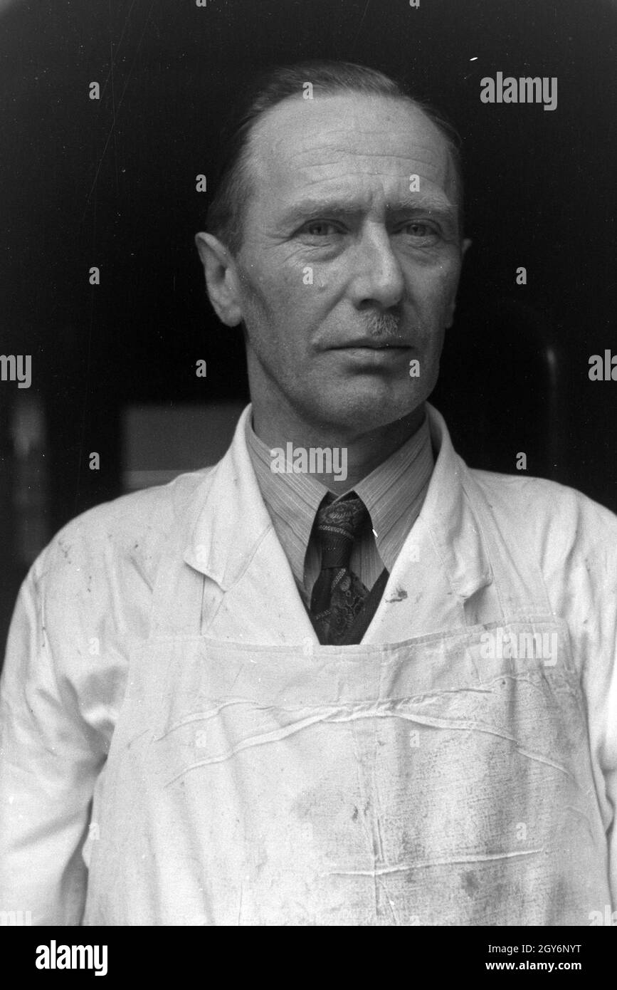 Angestellter des Musterbetriebs Wilhelm Plum in München Gladbach, Deutsches Reich 1941. Mitarbeiter des Modells Werk Wilhelm Plum in München Gladbach, Deutschland 1941. Stockfoto