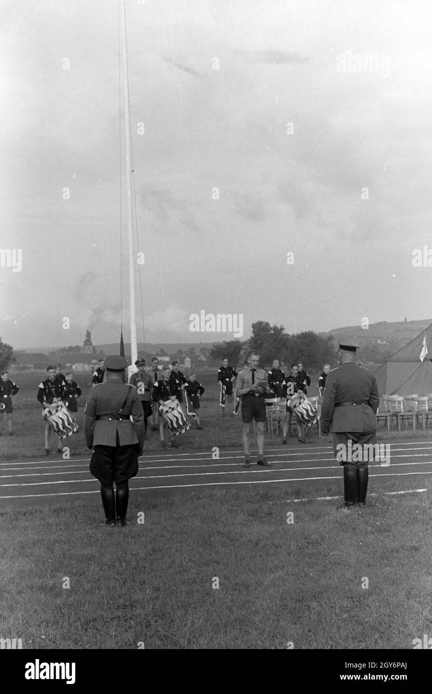 Schüler und Ausbilder der Napola Naumburg bei einem Sportwettkampf, Deutsches Reich 1941. Schüler und Lehrer des NaPolA Naumburg zu einem sportlichen Wettkampf, Deutschland 1941. Stockfoto
