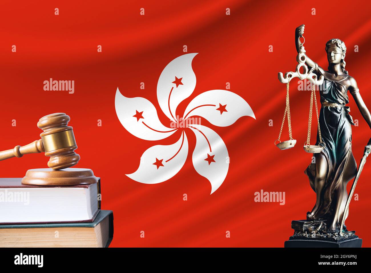 Recht und Gerechtigkeit in Hongkong. Statue von themis und der Gavel des Richters vor dem Hintergrund der Flagge von Hongkong. Recht und Gerechtigkeit Konzept. Stockfoto