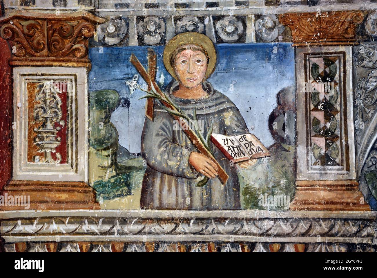 St. Antonius von Padua (1195-1231) Fresko (1515-1516) von Andrea de Cella in der Kapelle St. Sebastian Entraunes Alpes-Maritimes Frankreich Stockfoto