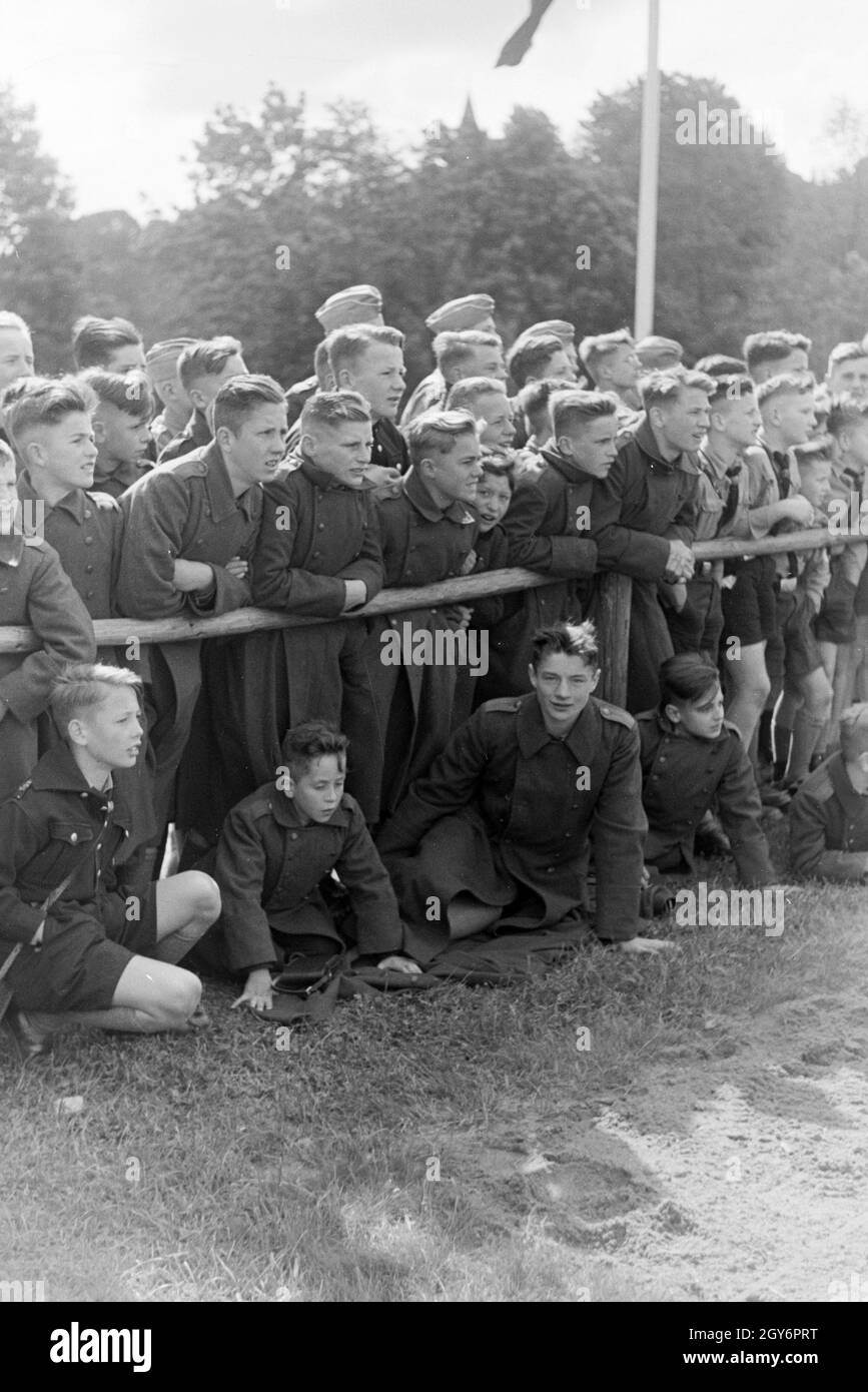 Schüler der Napola Naumburg Bei Einem Sportwettkampf, Deutsches Reich 1941. Schüler NaPolA Naumburg bei einem sportlichen Wettkampf, Deutschland 1941. Stockfoto