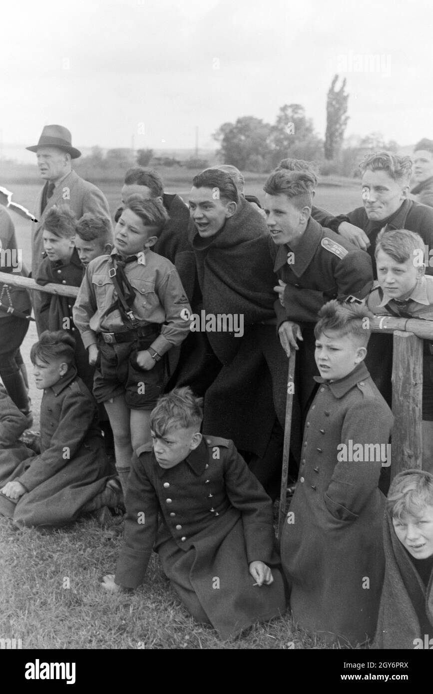 Schüler und Ausbilder der Napola Naumburg bei einem Sportwettkampf, Deutsches Reich 1941. Schüler und Lehrer des NaPolA Naumburg zu einem sportlichen Wettkampf, Deutschland 1941. Stockfoto