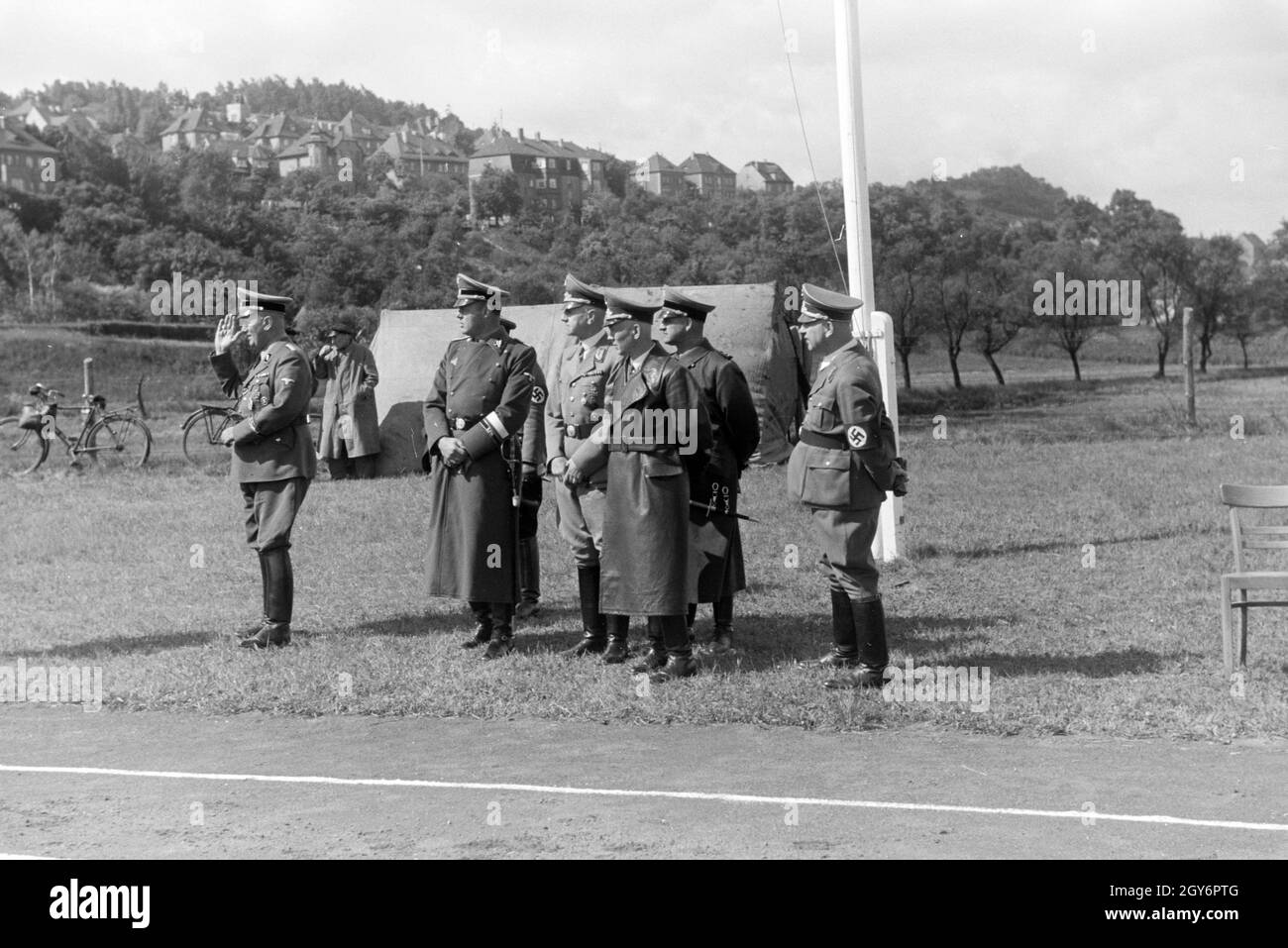 Ausbilder der Napola Naumburg bei einem Sportwettkampf, Deutsches Reich 1941. Ausbilder der NaPolA Naumburg zu einem sportlichen Wettkampf, Deutschland 1941. Stockfoto