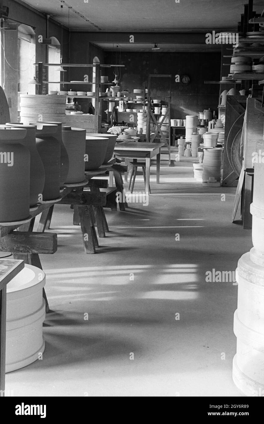 Die Werkstatt der Staatlichen Porzellanmanufaktur in Berlin, Deutschland, 1930er Jahre. Die Werkstätten der Staatlichen Porzellan-Manufaktur in Berlin, Deutschland 1930. Stockfoto
