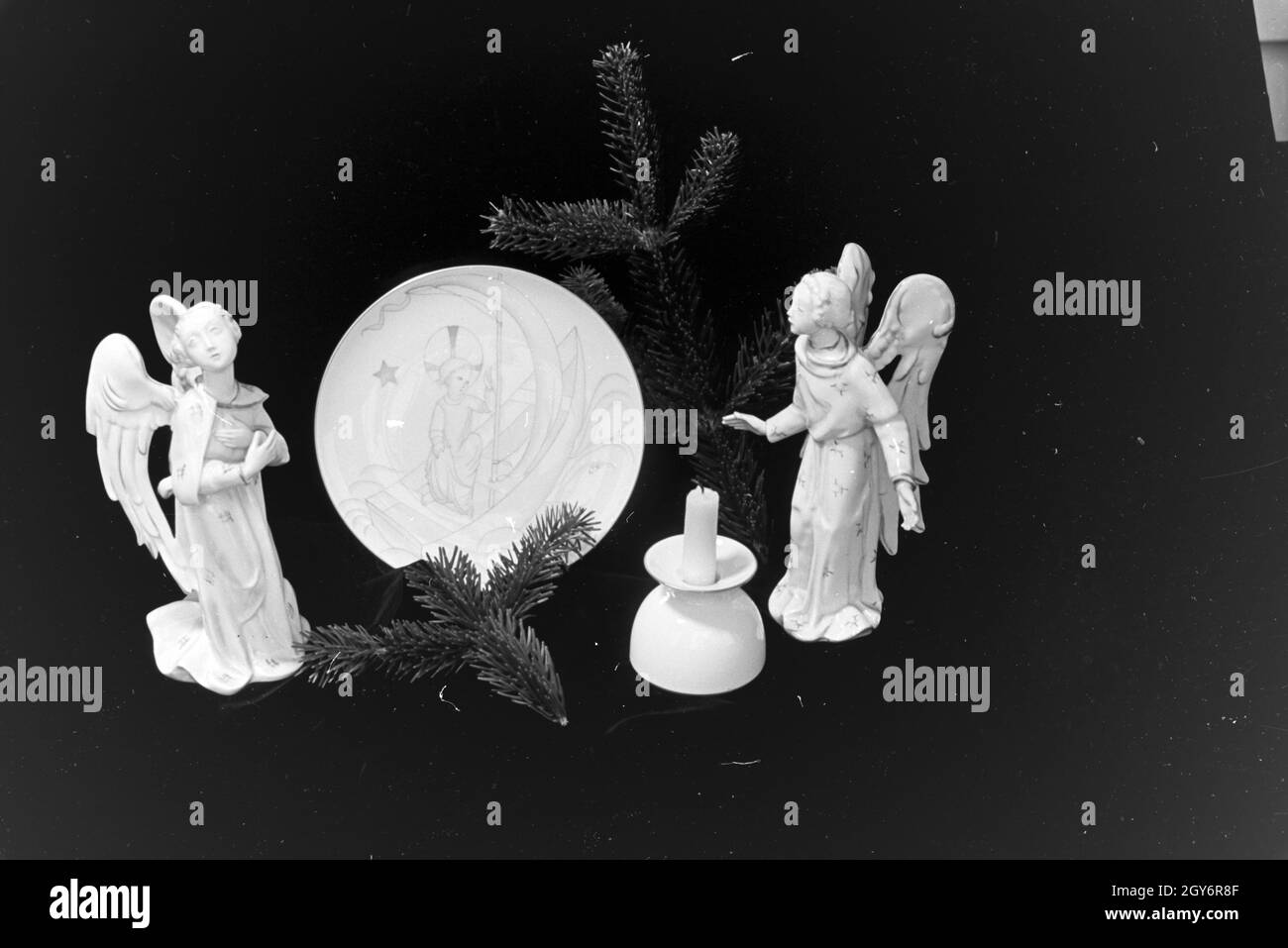 Ein Porzellanteller mit einem weihnachtlichen Motiv produziert von der Staatlichen Porzellanmanufaktur Berlin, Deutschland 1930er Jahre. Ein porzellanteller mit einem weihnachtlichen Motiv von der Staatlichen Porzellan-Manufaktur Berlin, 1930er Jahre produziert. Stockfoto