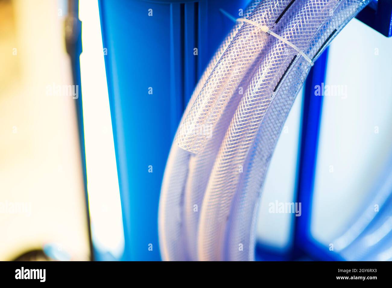 Blaues Wellrohr für elektrische Hochspannungskabel, lan-Kabel Stockfoto