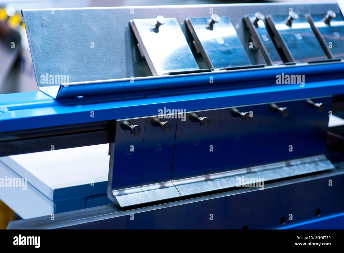 Bediener bearbeitet Autoteil durch Drehen der Maschine. Stockfoto