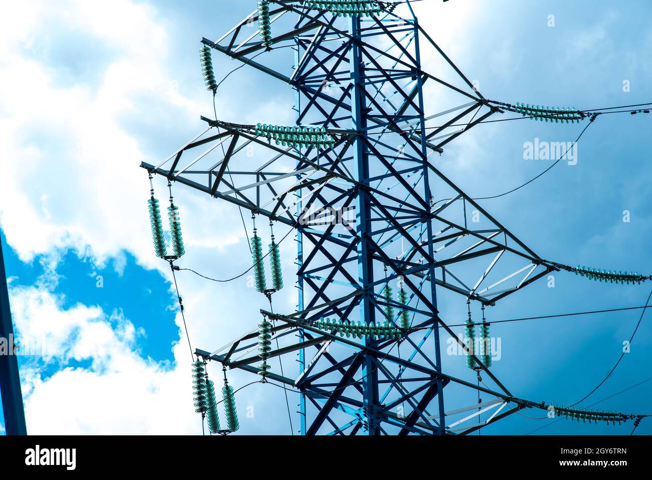 Telekommunikationstürme umfassen Radio-Mikrowelle und TV-Antennensystem mit wolkenblauem Himmel und Sonnenstrahl. Antennenturm, niedrige Ansicht. . Stockfoto