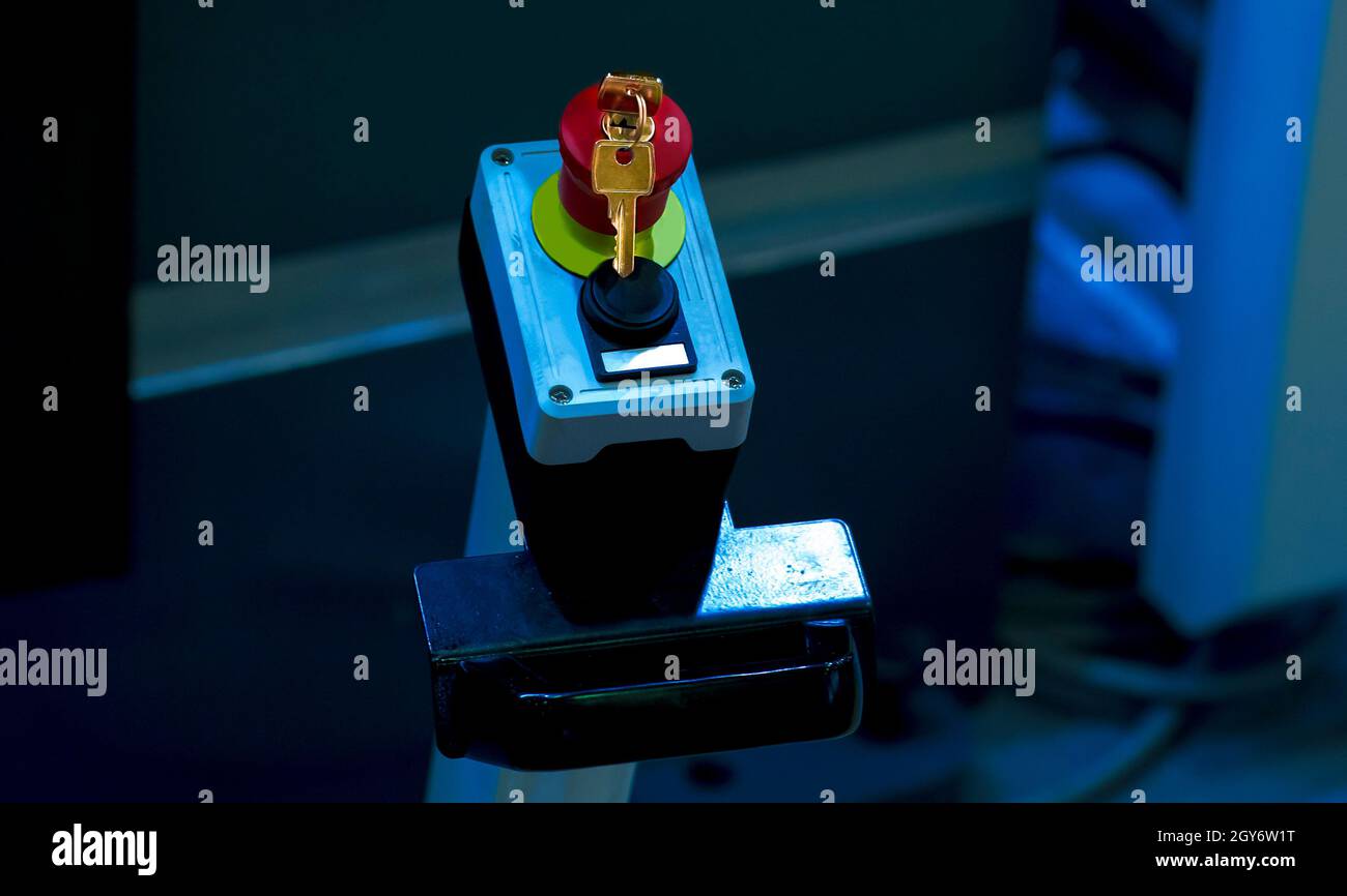 Not-Aus-Taster an neuer Maschine einbauen Stockfoto