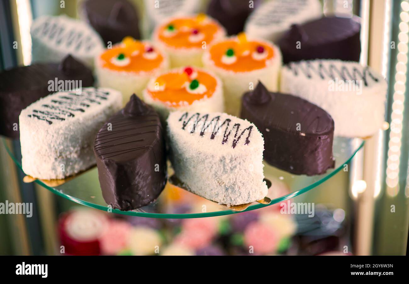Nahaufnahme verschiedener süßer Cupcakes, selektiv fokussiert, vor einem bokehen Hintergrund. Stockfoto